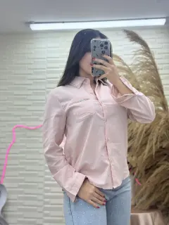 JR197-021977 CAMISA MANGA LARGA CON BOLSILLO DELANTERO Y BRILLOS EN CUELLO UNICOLOR