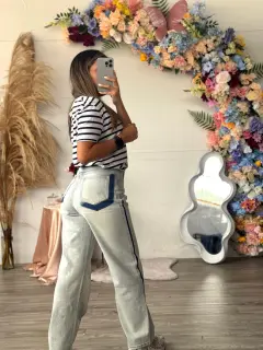 YM055-090550  PANTALON JEANS CON DETALLE ESTAMPADO TELA RIGIDA