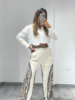 LJR160-041608 PANTALON  CON GOMA EN PRETINA Y ESTAMPADO ANIMAL PRINT EN PIERNAS CREMA / TALLA S