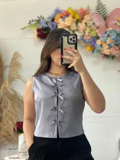 HZS229-062297 BLUSA CON CIERRE PARTE TRASERA Y DETALLE DE LAZOS DELANTERO
