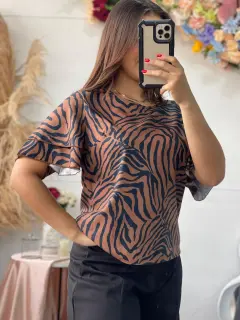 HZS210-062104 BLUSA CON DETALLES DE FARALAOS EN MANGAS ESTAMPADO ANIMAL PRINT